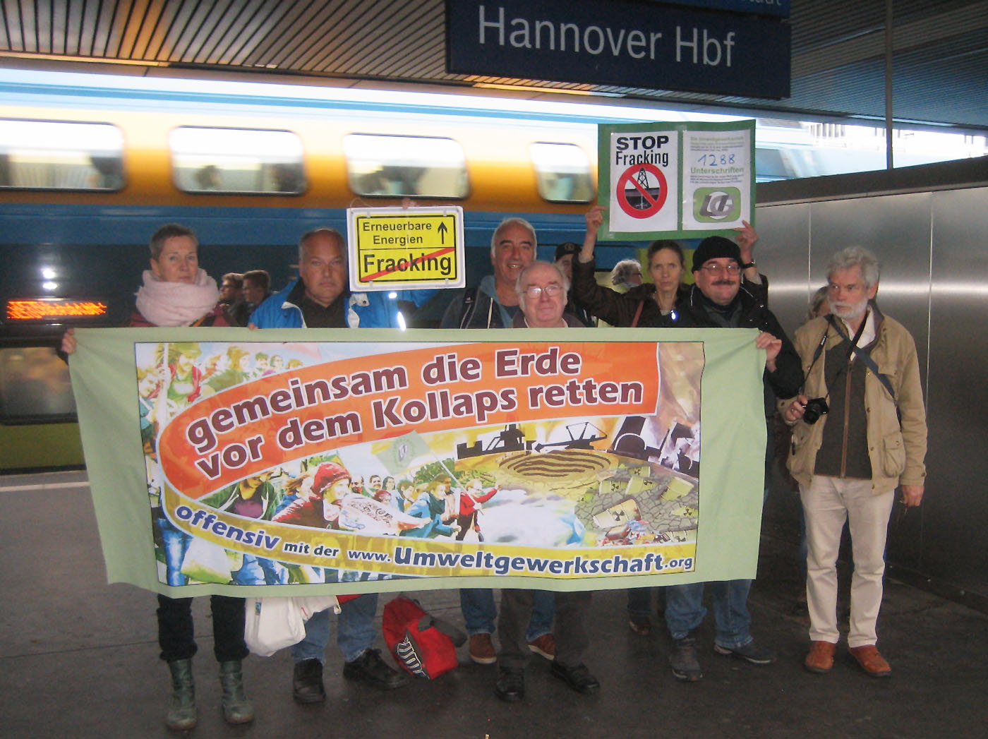 Uebergabe der Unterschriften Stop Fracking an das niedersaechsische Umweltministerium in Hannover