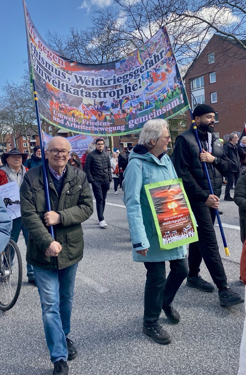 UG Transpi beim Ostermarsch in HH 2026