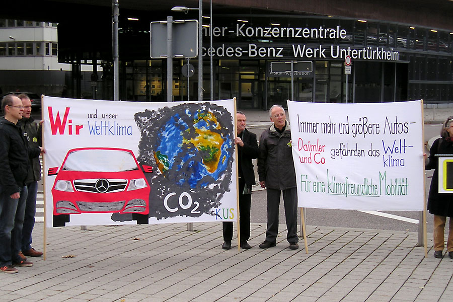 Das Klima- und Umweltbündnis Stuttgart (KUS) protestiert vor der Konzernzentrale von Daimler-Benz